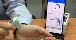 洗肾病友福音！交大研发手持式AI血流量测器，在家就能自我检测瘘管阻塞