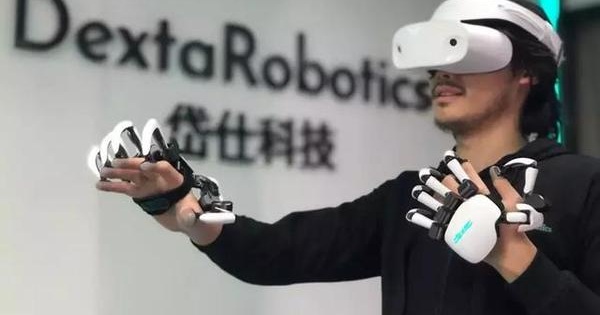 Dexta Robotics CEO谷逍驰：从Dexmo创造史看力反馈互动技术_手套