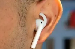 如何防止苹果AirPods从你的耳朵里掉出来