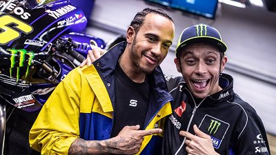 【MotoGP Vs. F1】Rossi、Hamilton 两大车王竟要“换车挑战”？今日稍后揭盅！