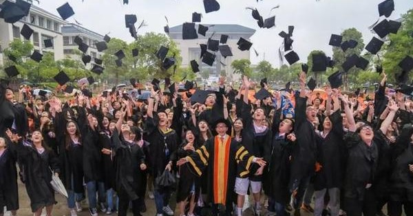 武汉学院首批2863名学生毕业 陈一丹寄语：人生旅程 方向比速度更重要。