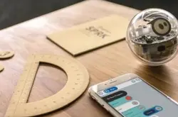 老外发明可以程式设计的玩具机器人 外形像透明的圆球 通过平板操控