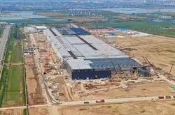 特斯拉上海超级工厂进度惊人：建筑几乎完工 已开始安装生产装置