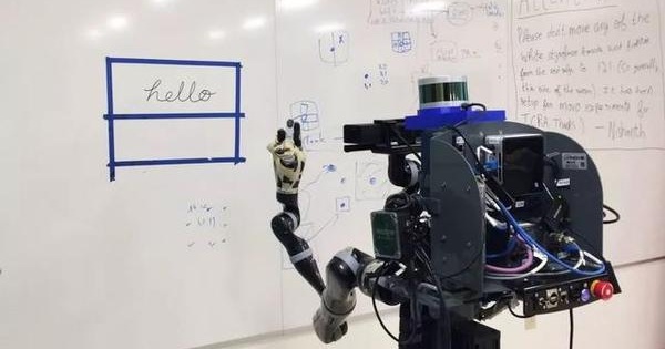 布朗大学的机器人能一笔一划临摹出蒙娜丽莎 还能模仿你的笔迹