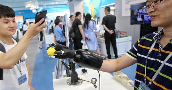 全国双创周开幕 手术机器人、仓储机器人现身北京会场