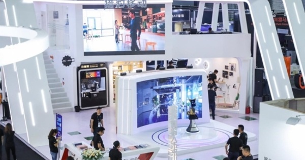 CES Asia 2019：机器人未来小镇展示全场景应用_猎豹