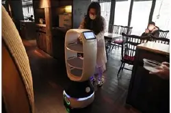 机器人“小二”上菜 无接触助力餐企打“战疫”…