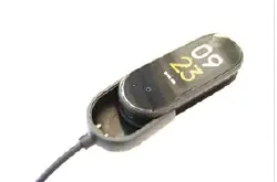 小米手环5真机图曝光：椭圆形屏 插拔式充电