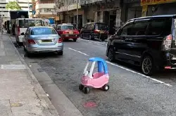 【马路的事】玩具车柴湾路边“违泊”　反差萌水翻网民！