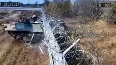 【有片】俄国士兵醉驾闯祸！驾坦克直飙撞破机场围墙　险铲入民居