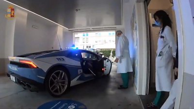 意国警 Lamborghini 速递“移植肝脏”！生死时速 250km