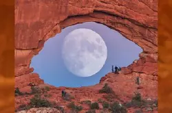 满月穿过石拱门，夕阳下惊现巨大眼睛