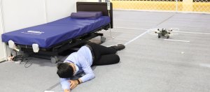 中央大学展示无人机居家照护应用，可协助远端照护跌倒亲人