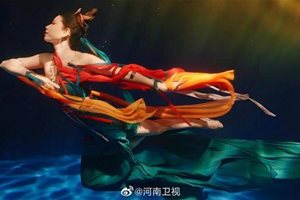 水下中国舞《祈》完整版奉上 当贝投影F3陪你大…